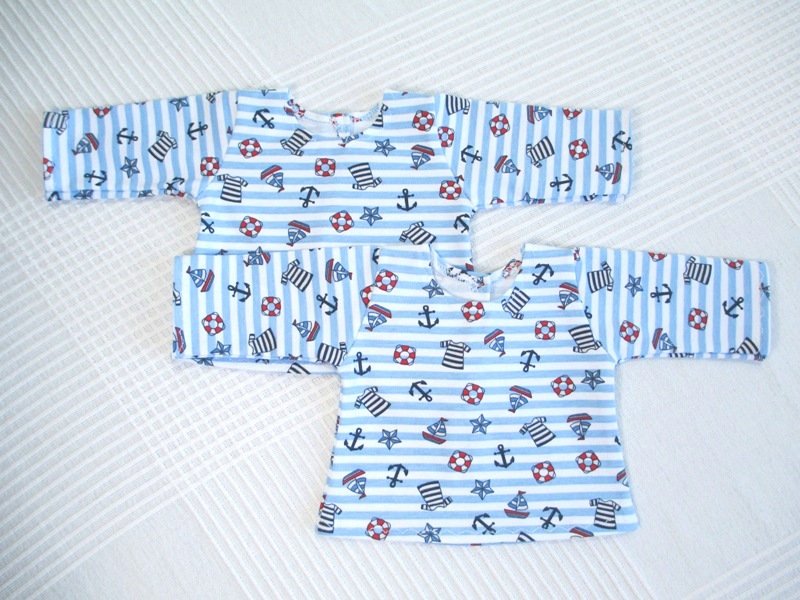 Shirts mit maritimen Motiven in Hellblau und Weiß geringelt