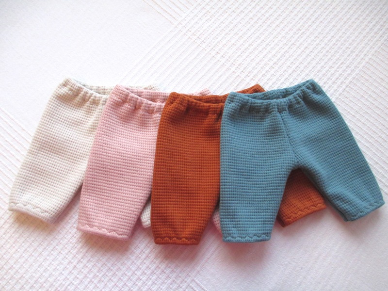 Hosen aus Waffeljersey in vier Farben