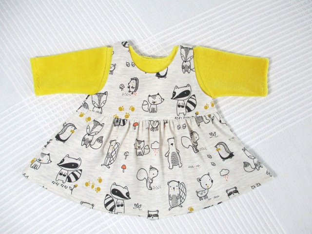 Ärmelloses Kleid in Ecru mit Tierkindern und Shirt in Gelb