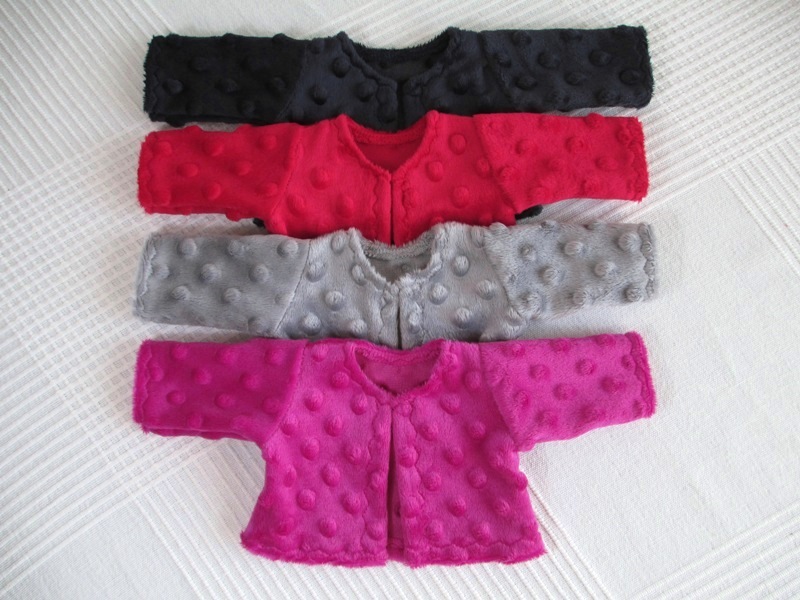 Kurze Jacken aus Minkyfleece in verschiedenen kräftigen Farben