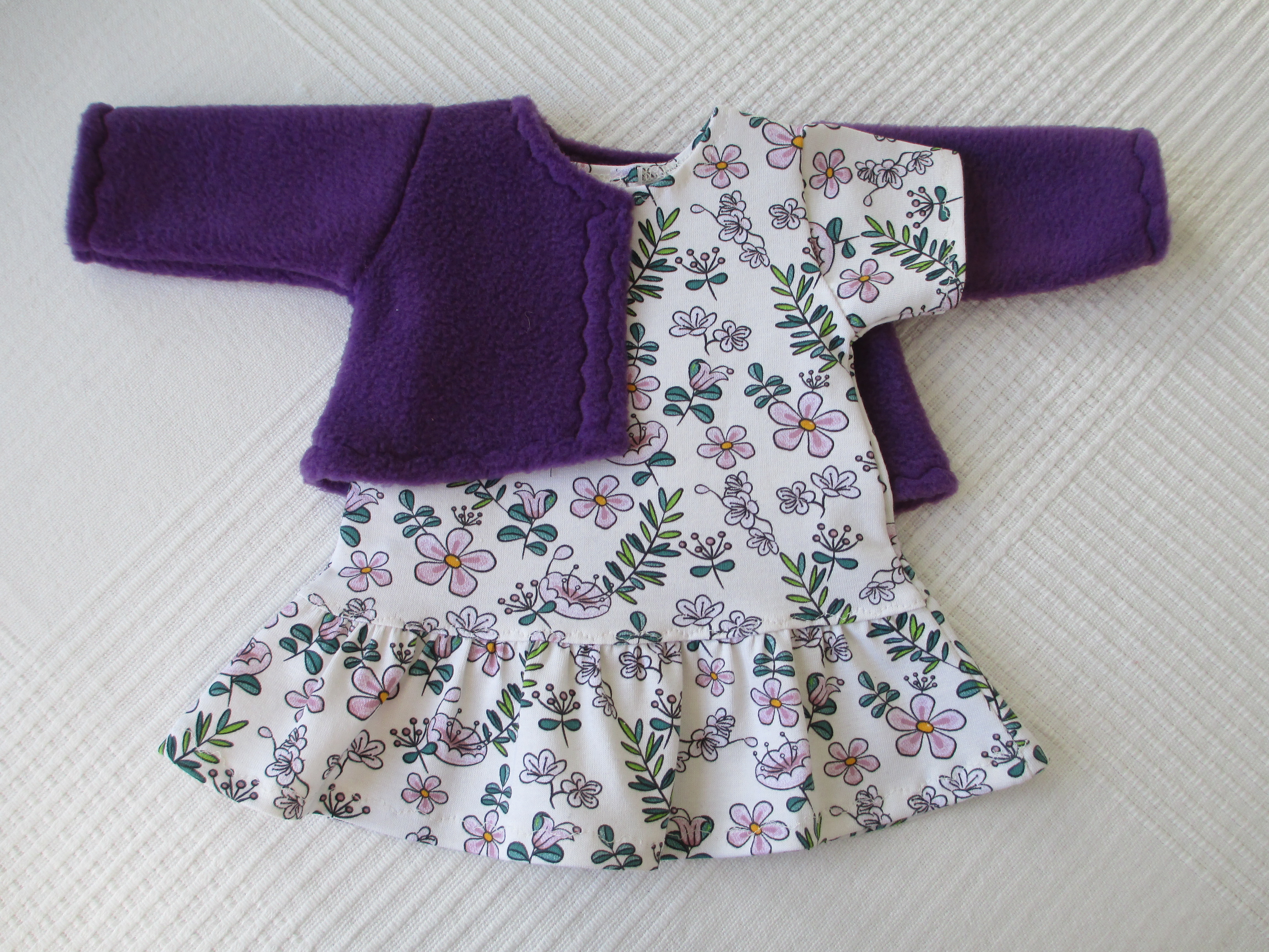 Kleid mit Blüten in hellem Violett und Jacke aus Fleece 