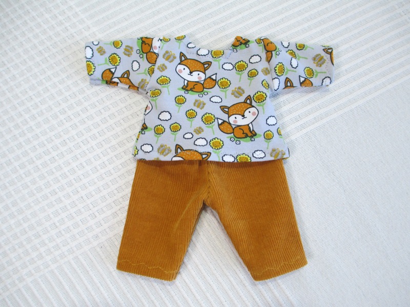 Hose aus Babycord in Curry und Shirt mit kleinen Füchsen