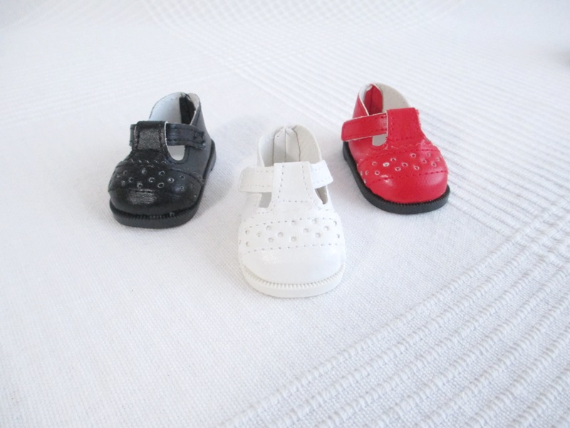 Schuhe mit Riemchen in Rot, Schwarz und Weiß