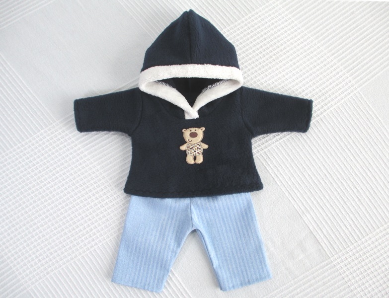 Kapuzenshirt in Marineblau mit Teddyaufnäher und Hose