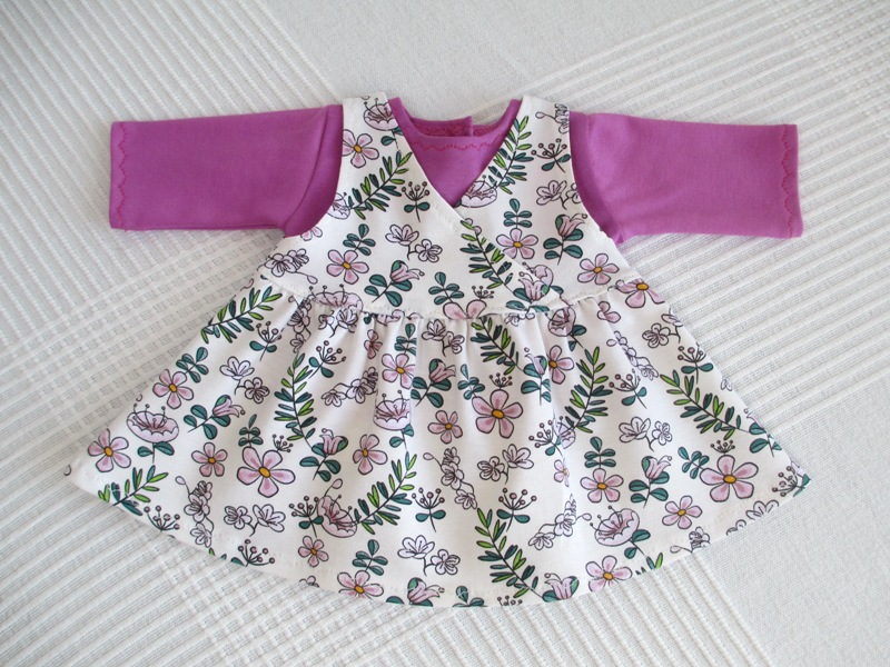 Trägerkleid in Wickeloptik mit Blütenmuster in Magenta und Shirt in Magenta
